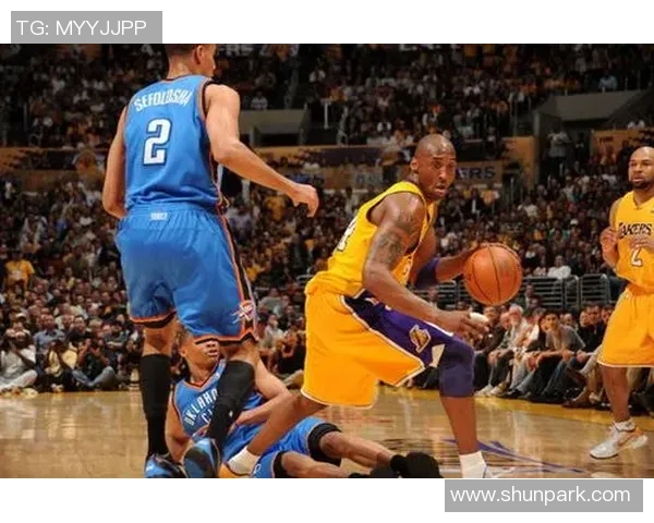 2010年NBA季后赛湖人与雷霆第二场激战回顾与精彩瞬间分析