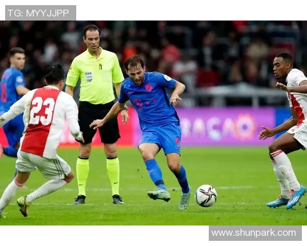 阿贾克斯与海伦芬激战正酣比赛结果引发球迷热议