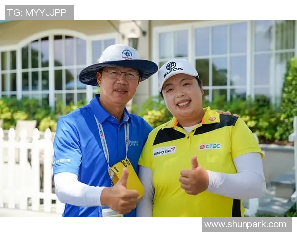 广州之夜 - 冯珊珊:时髦秀能在海心桥上走起来,让人大开眼界 广州之夜 - 冯珊珊:时髦秀能在海心桥上走起来,让人大开眼界